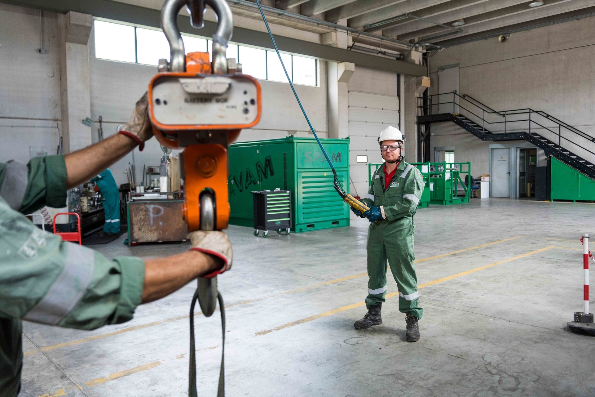 Tecnici SIVAM durante le operazioni di sollevamento in officina