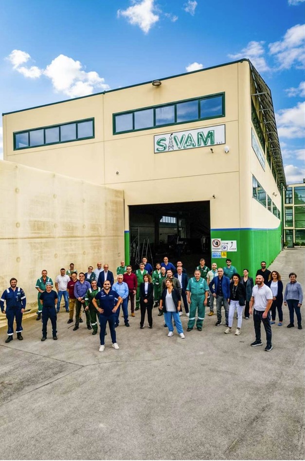Il team SIVAM davanti alla sede aziendale